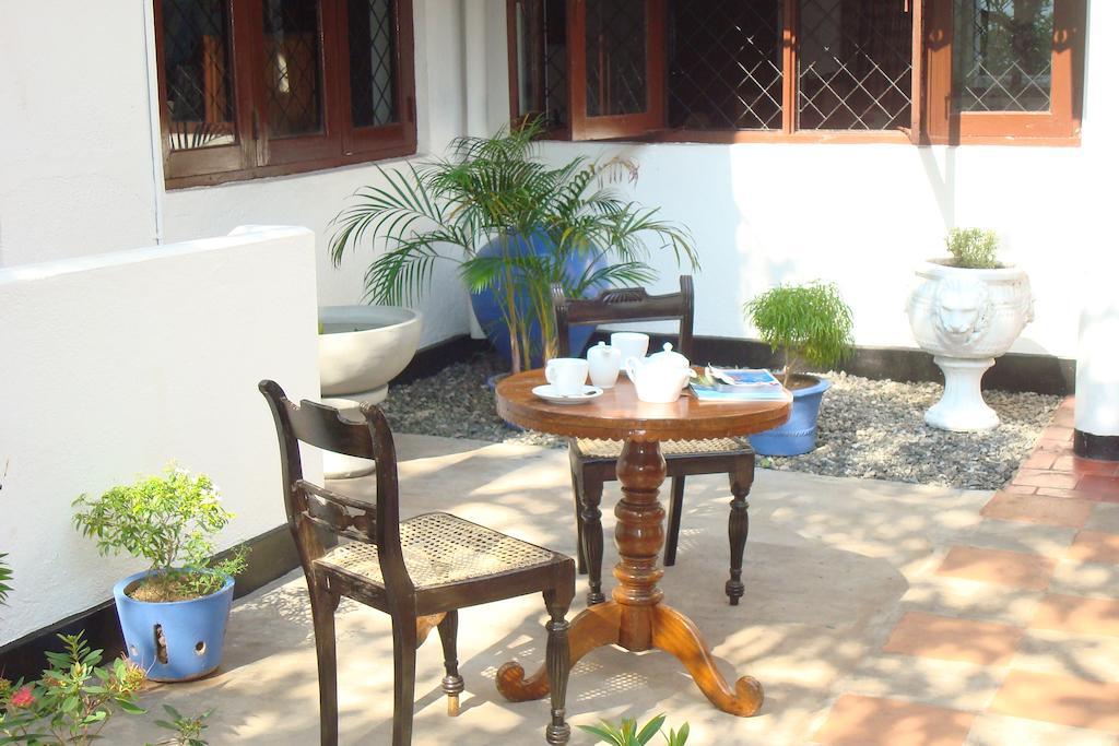 Blue Seas Guest House Dehiwala-Mount Lavinia Exterior foto