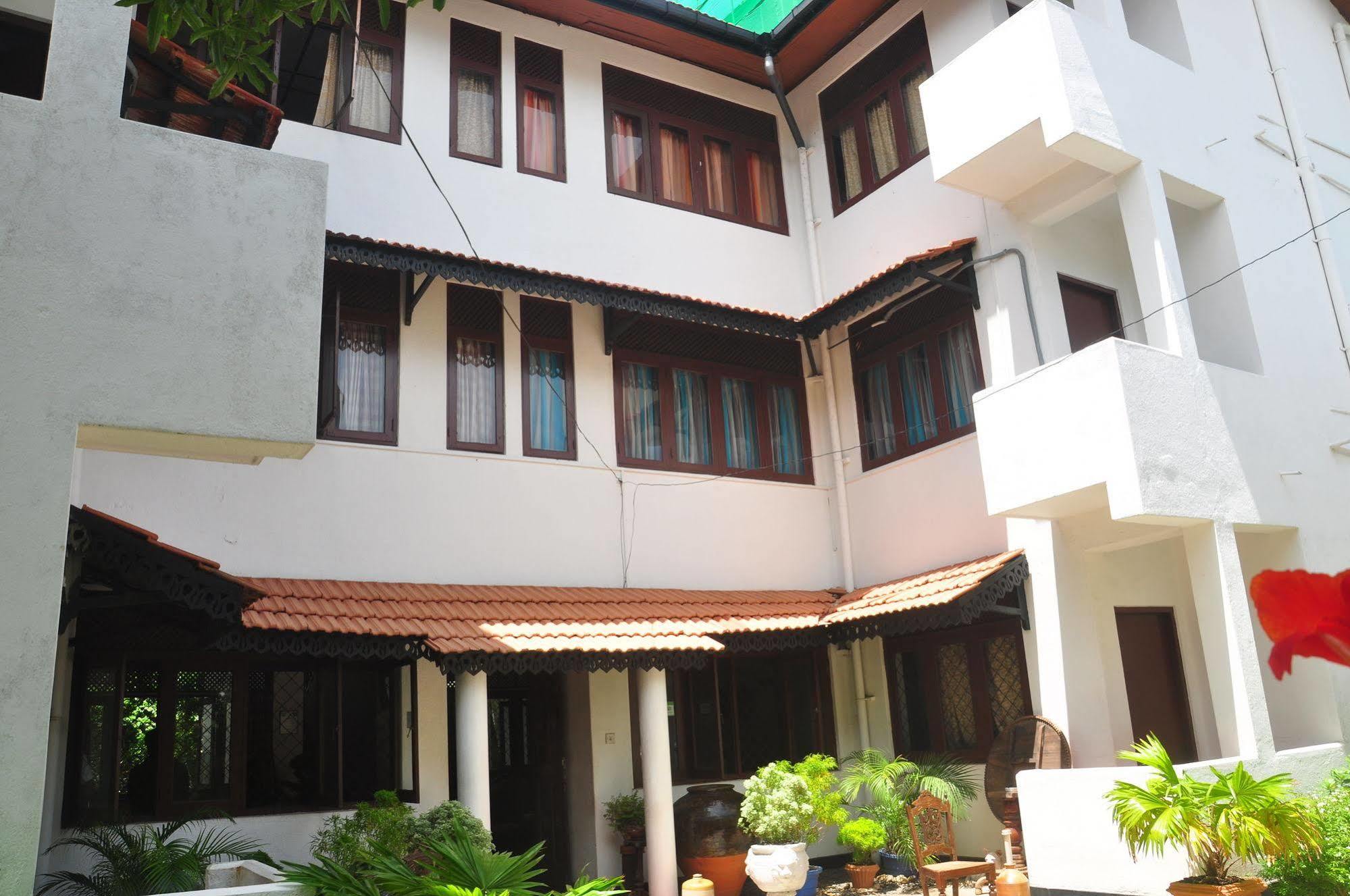 Blue Seas Guest House Dehiwala-Mount Lavinia Exterior foto