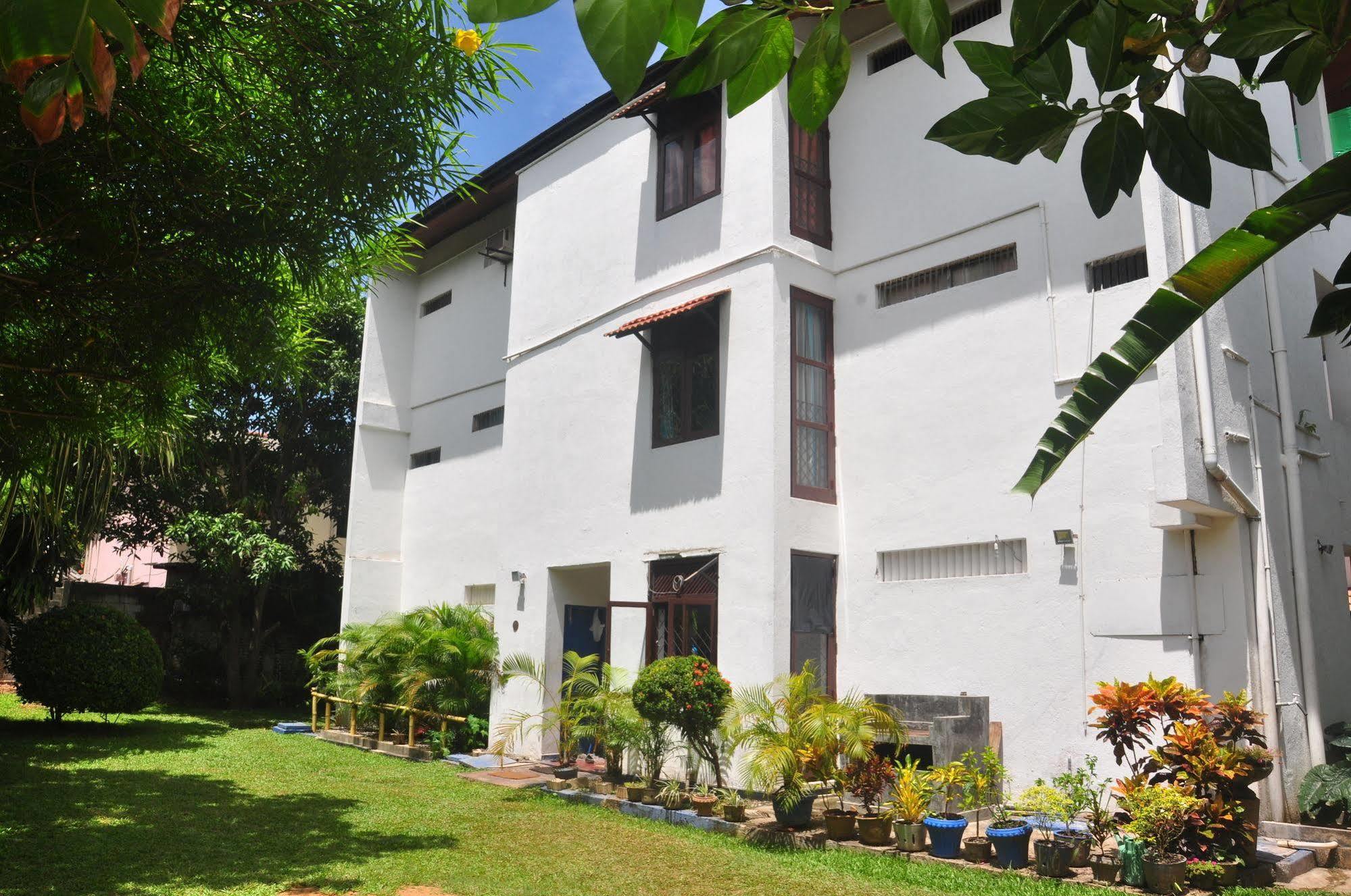 Blue Seas Guest House Dehiwala-Mount Lavinia Exterior foto