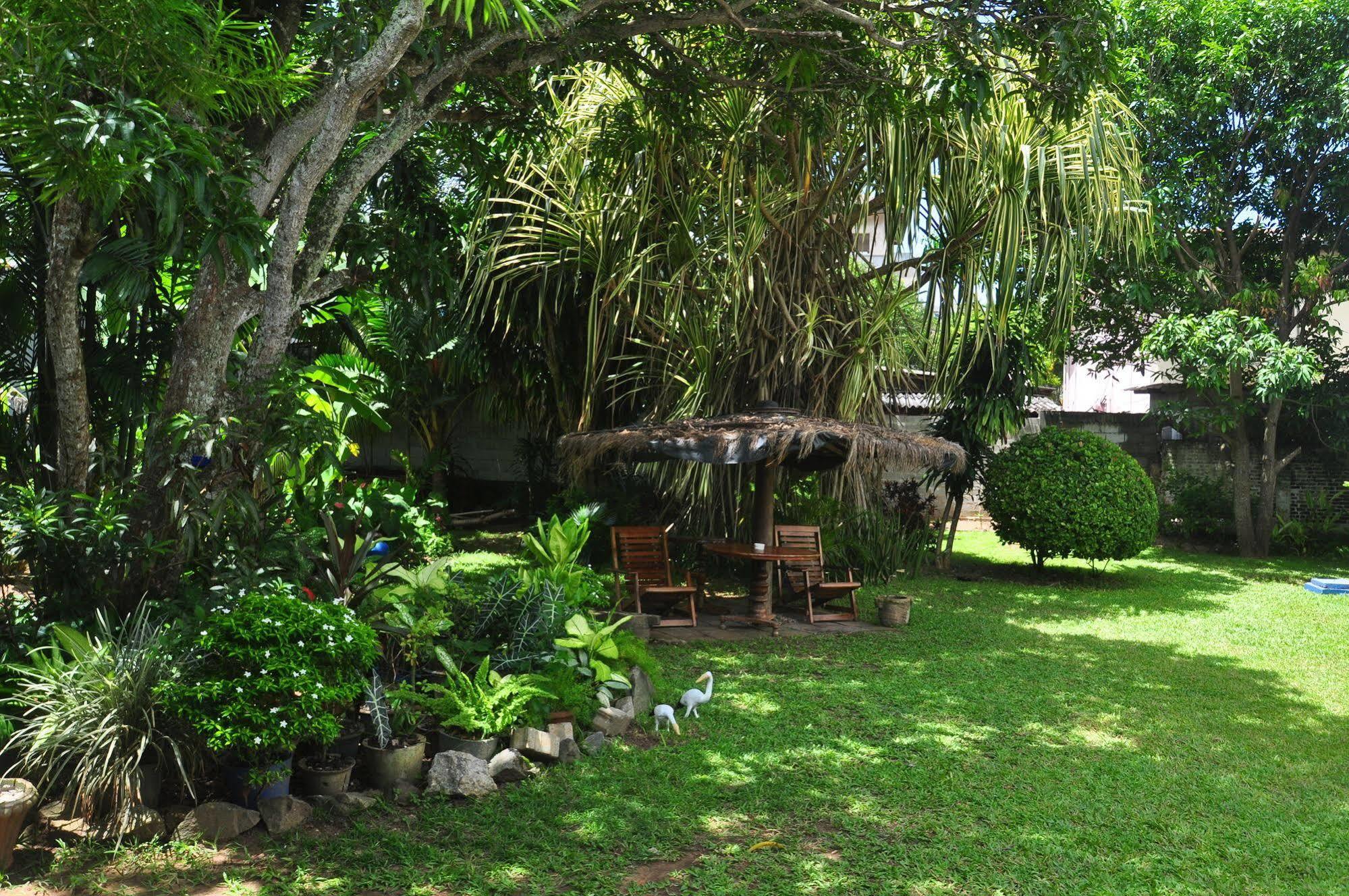 Blue Seas Guest House Dehiwala-Mount Lavinia Exterior foto